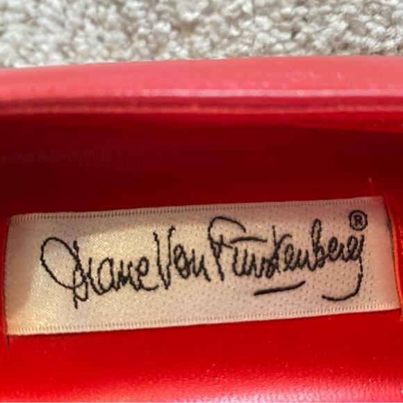 Diane Von Furstenberg Shoes Womens Size 8 Red Heel Bow Brooch Pinup Vintage DVF - Picture 3 of 6